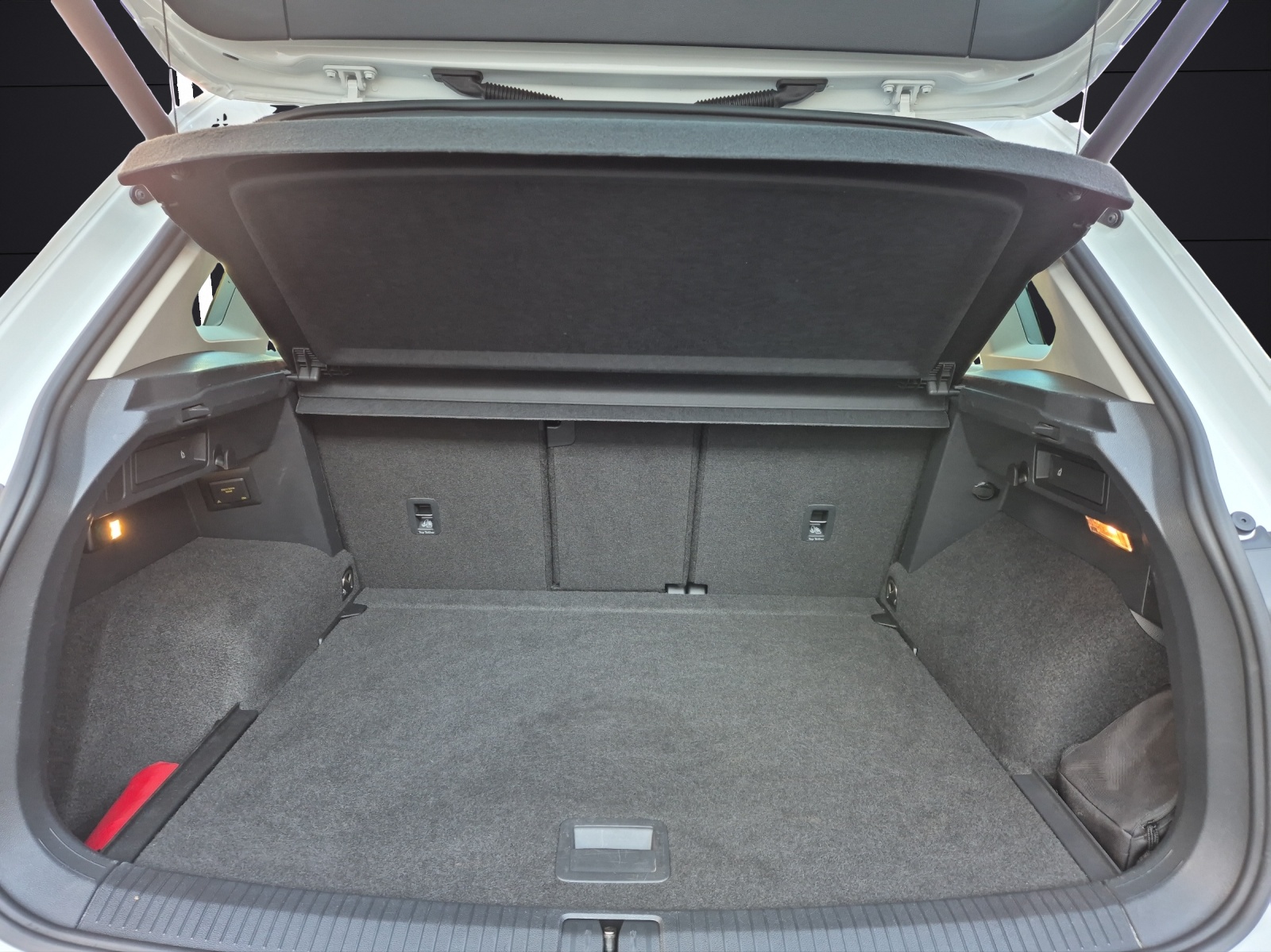 Fahrzeugabbildung Volkswagen Tiguan TDI Elegance DSG 4M Matrix Navi Pano AID ACC RFK 19