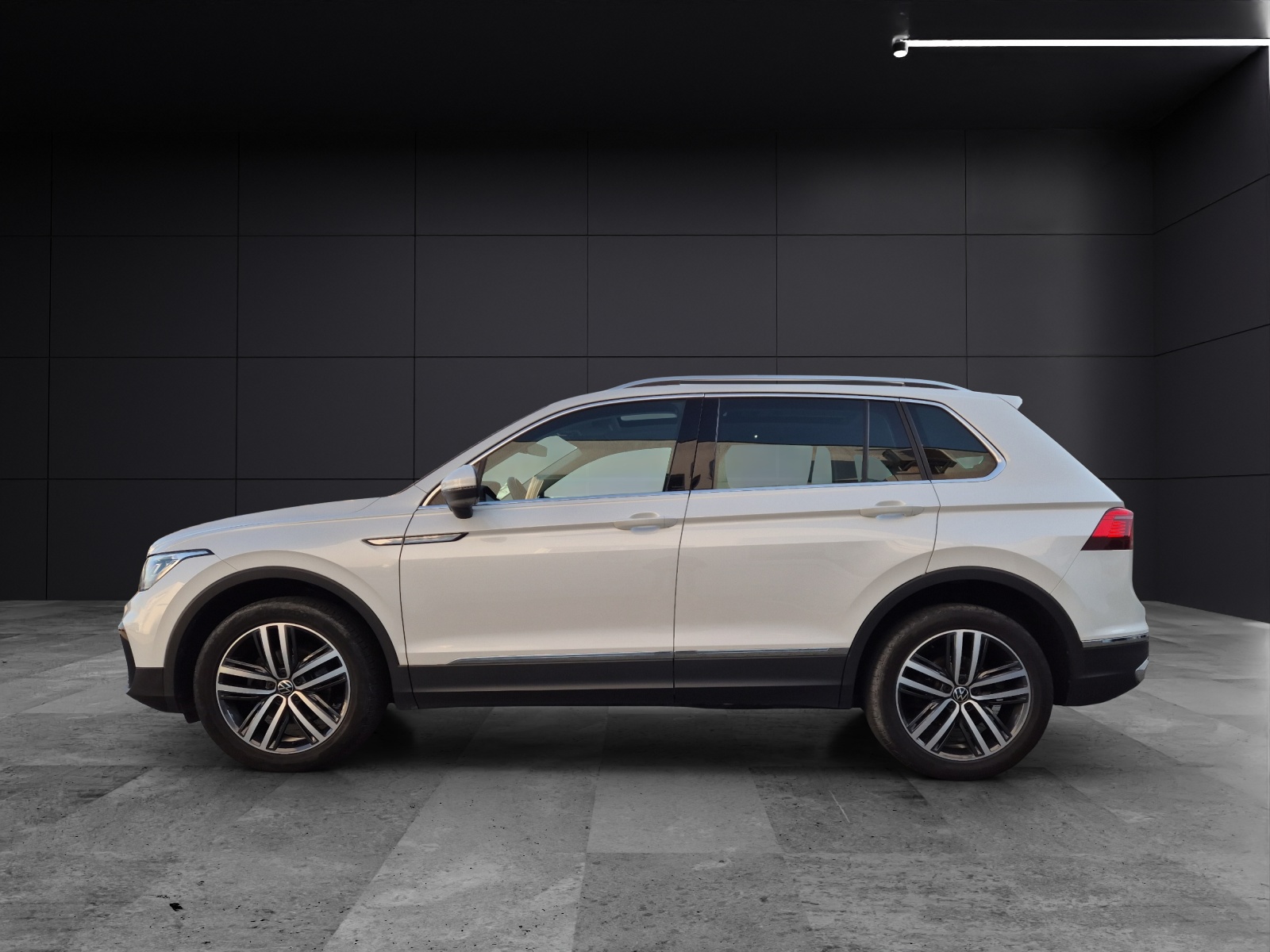 Fahrzeugabbildung Volkswagen Tiguan TDI Elegance DSG 4M Matrix Navi Pano AID ACC RFK 19