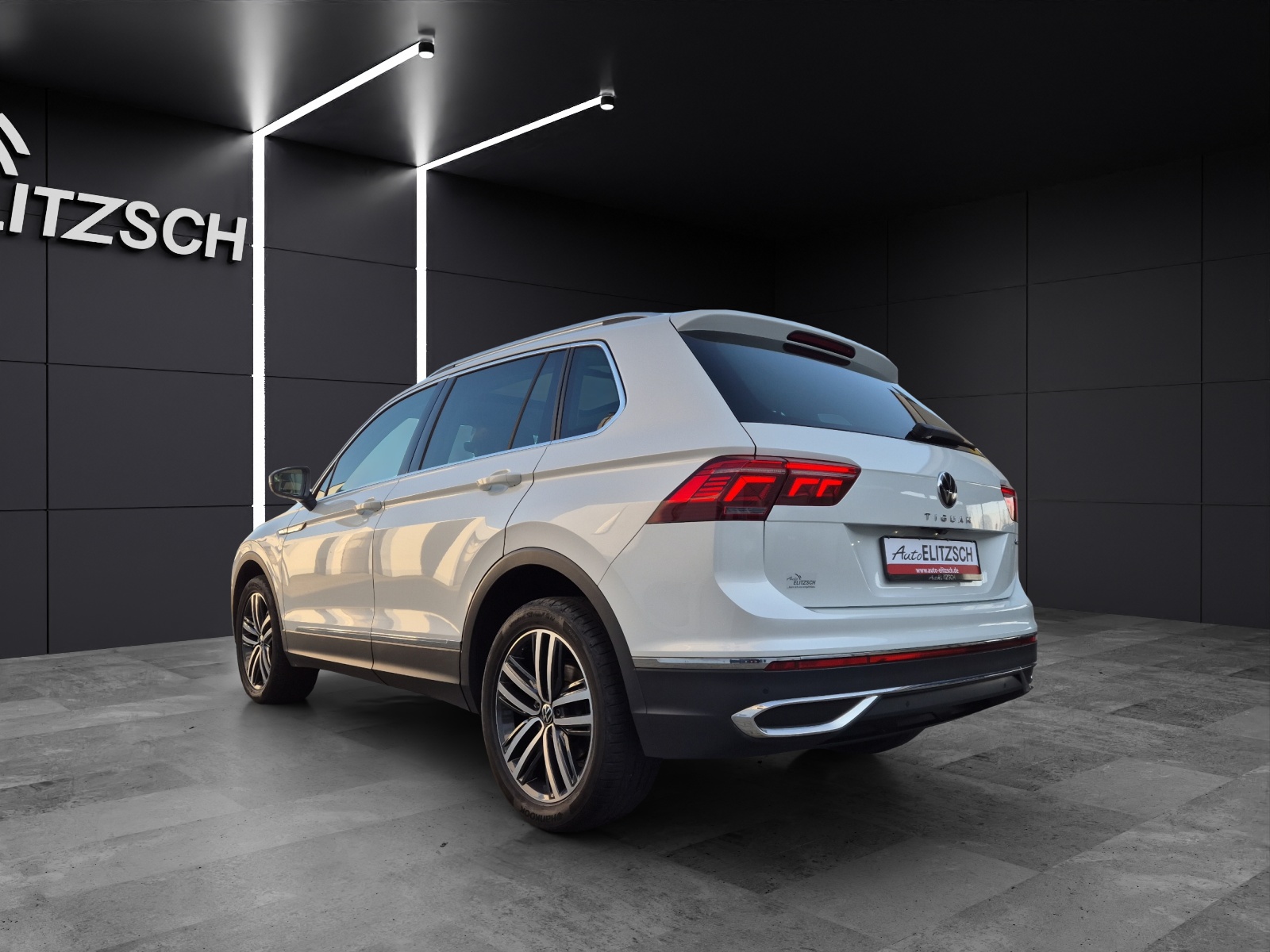 Fahrzeugabbildung Volkswagen Tiguan TDI Elegance DSG 4M Matrix Navi Pano AID ACC RFK 19
