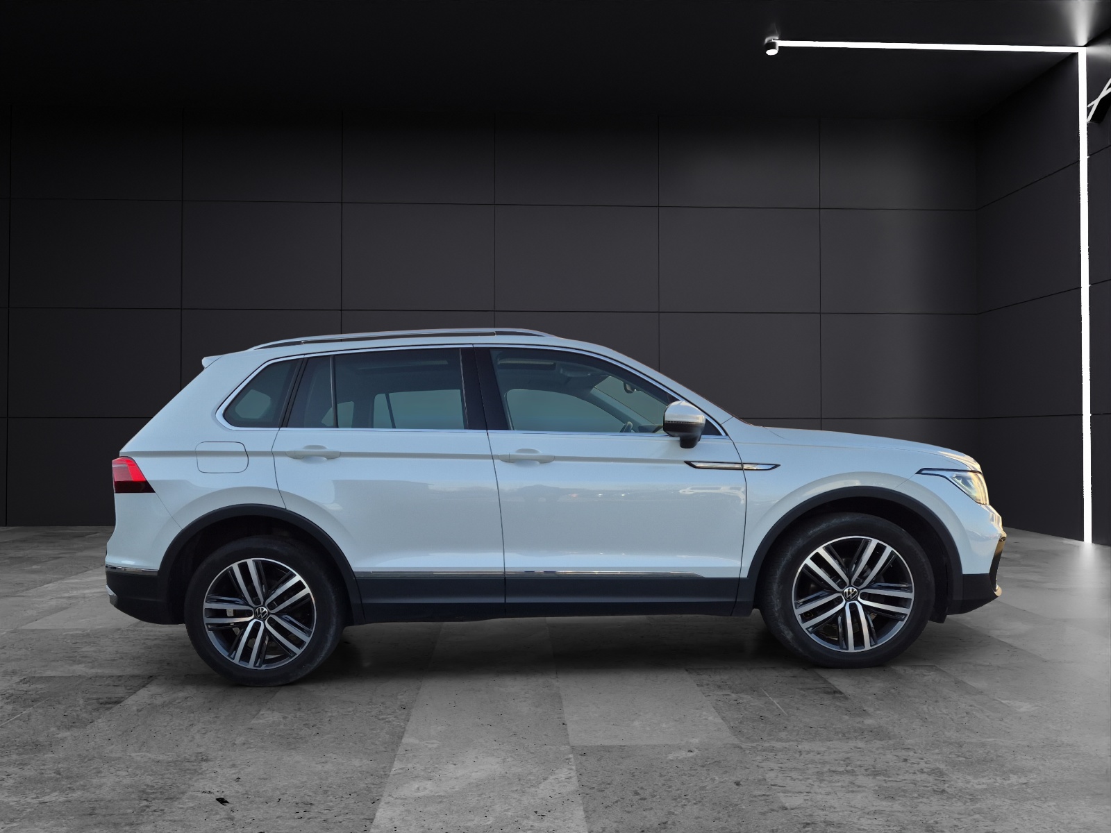 Fahrzeugabbildung Volkswagen Tiguan TDI Elegance DSG 4M Matrix Navi Pano AID ACC RFK 19