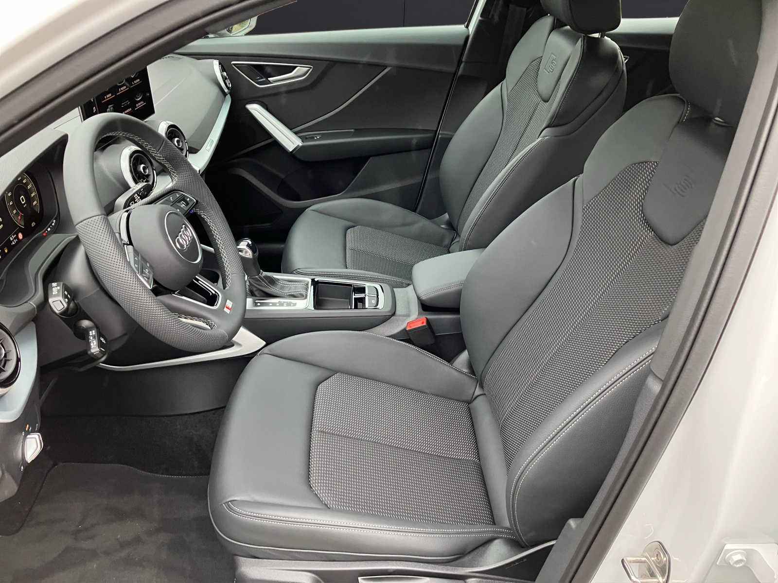 Fahrzeugabbildung Audi Q2 35 TFSI S-line S-tronic LED AHK AVC GRA PDC SH