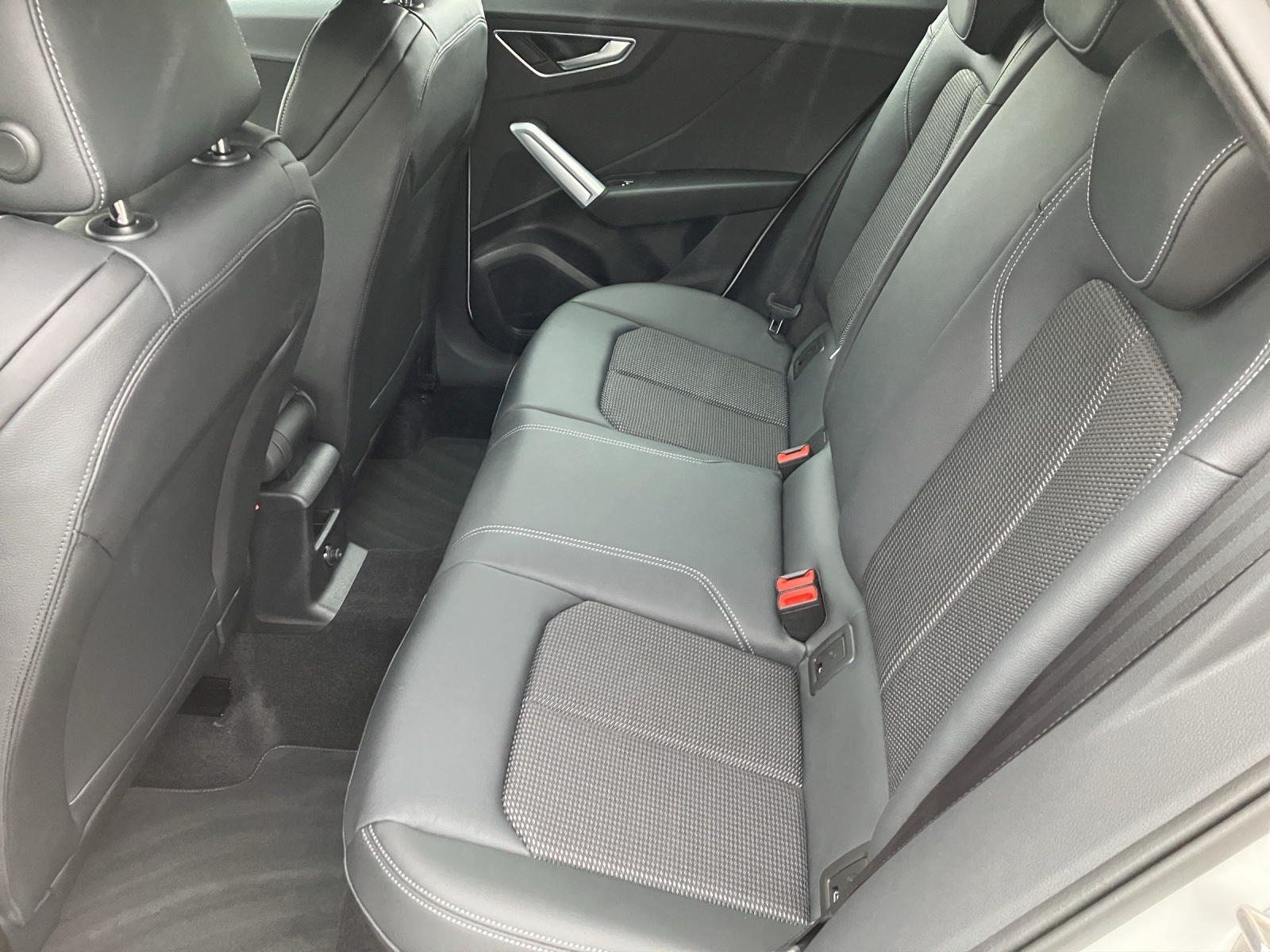 Fahrzeugabbildung Audi Q2 35 TFSI S-line S-tronic LED AHK AVC GRA PDC SH