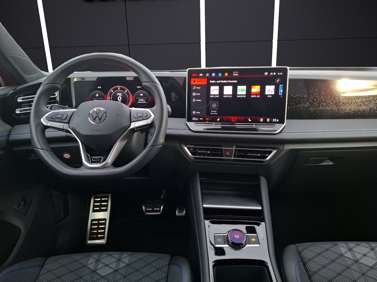 Fahrzeugabbildung Volkswagen Tiguan TDI R-Line DSG 4M Standhzg Matrix AHK Navi AID ACC RFK SH 20