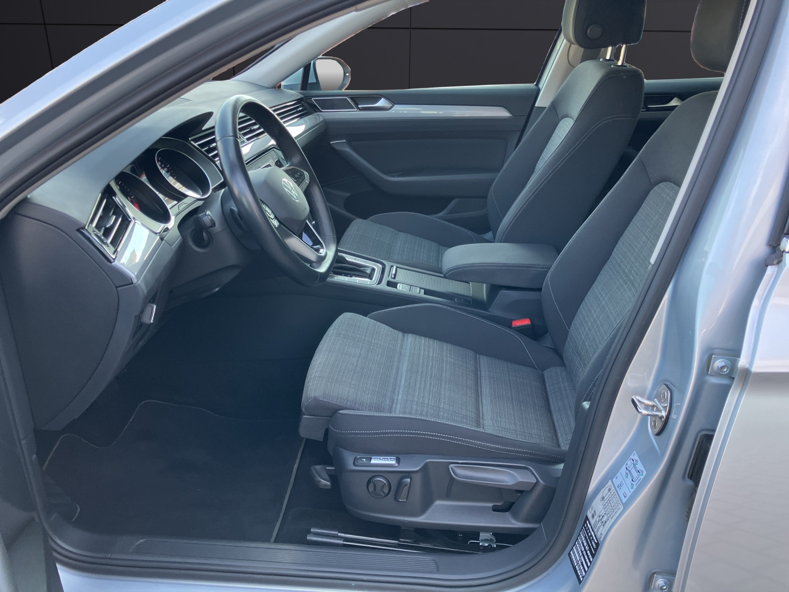 Fahrzeugabbildung Volkswagen Passat Variant TDI Business DSG LED ACC Navi RFK AHZV
