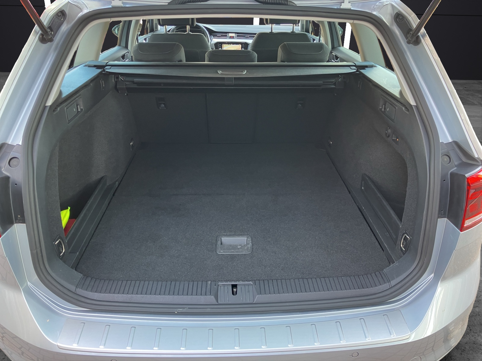 Fahrzeugabbildung Volkswagen Passat Variant TDI Business DSG LED ACC Navi RFK AHZV