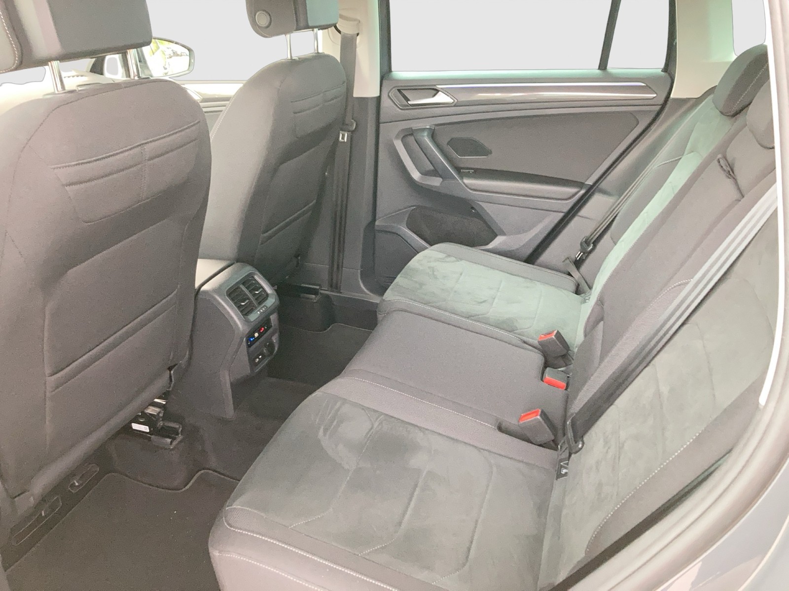 Fahrzeugabbildung Volkswagen Tiguan TSI Elegance 4M DSG Matrix Navi ACC STH AHK RFK SH