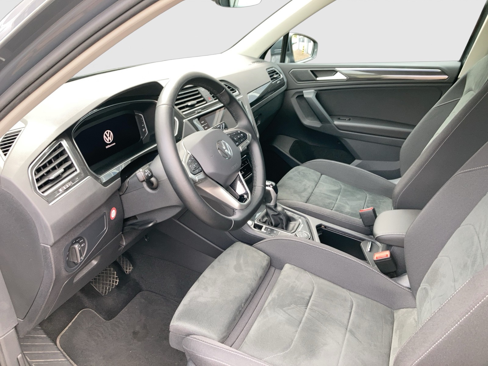 Fahrzeugabbildung Volkswagen Tiguan TSI Elegance 4M DSG Matrix Navi ACC STH AHK RFK SH