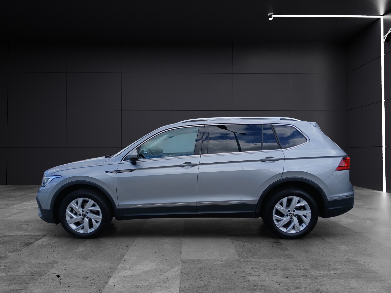 Fahrzeugabbildung Volkswagen Tiguan Allspace TSI Life DSG 7-Si LED AHK Navi AID ACC PDC SH