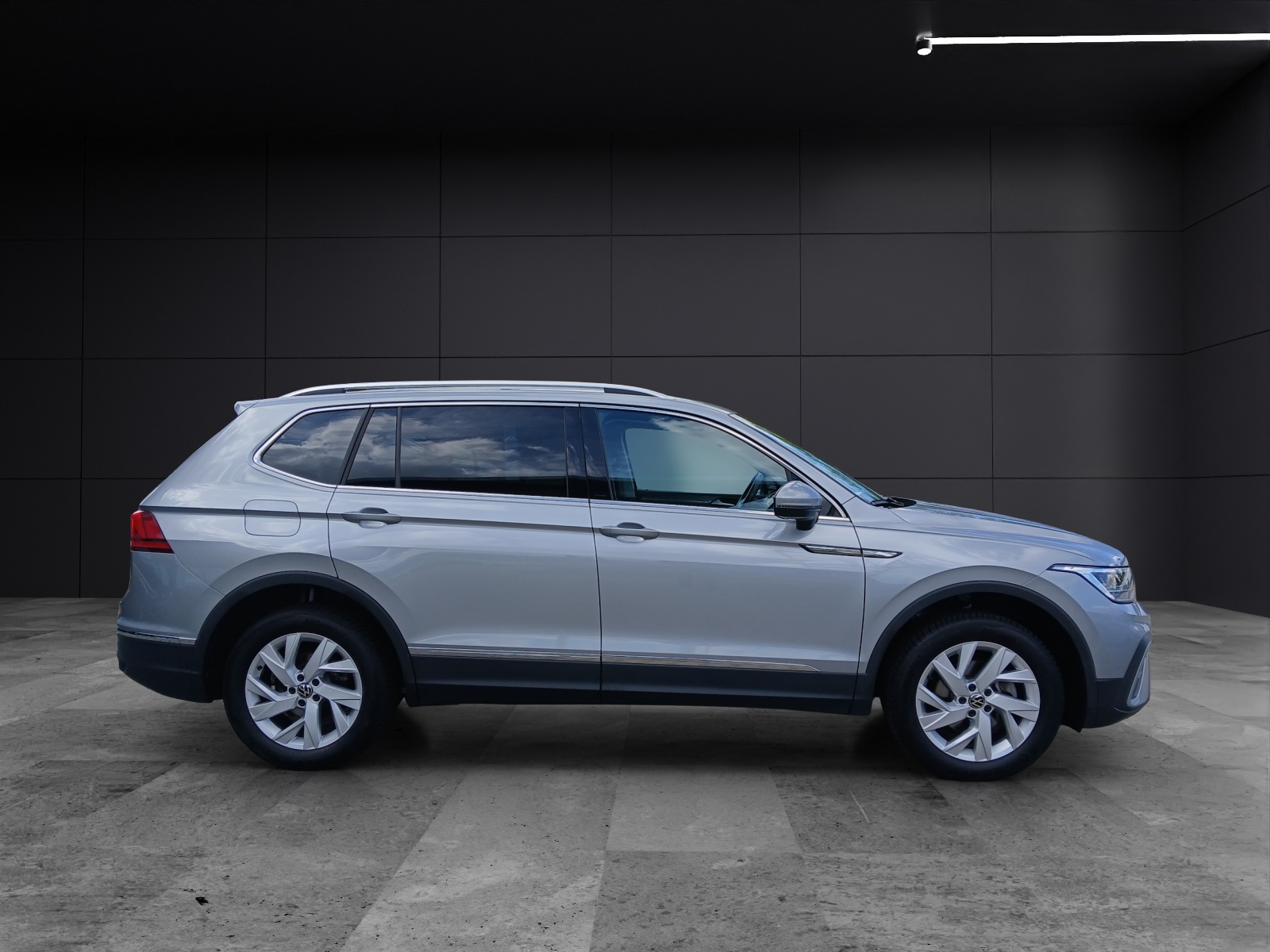 Fahrzeugabbildung Volkswagen Tiguan Allspace TSI Life DSG 7-Si LED AHK Navi AID ACC PDC SH