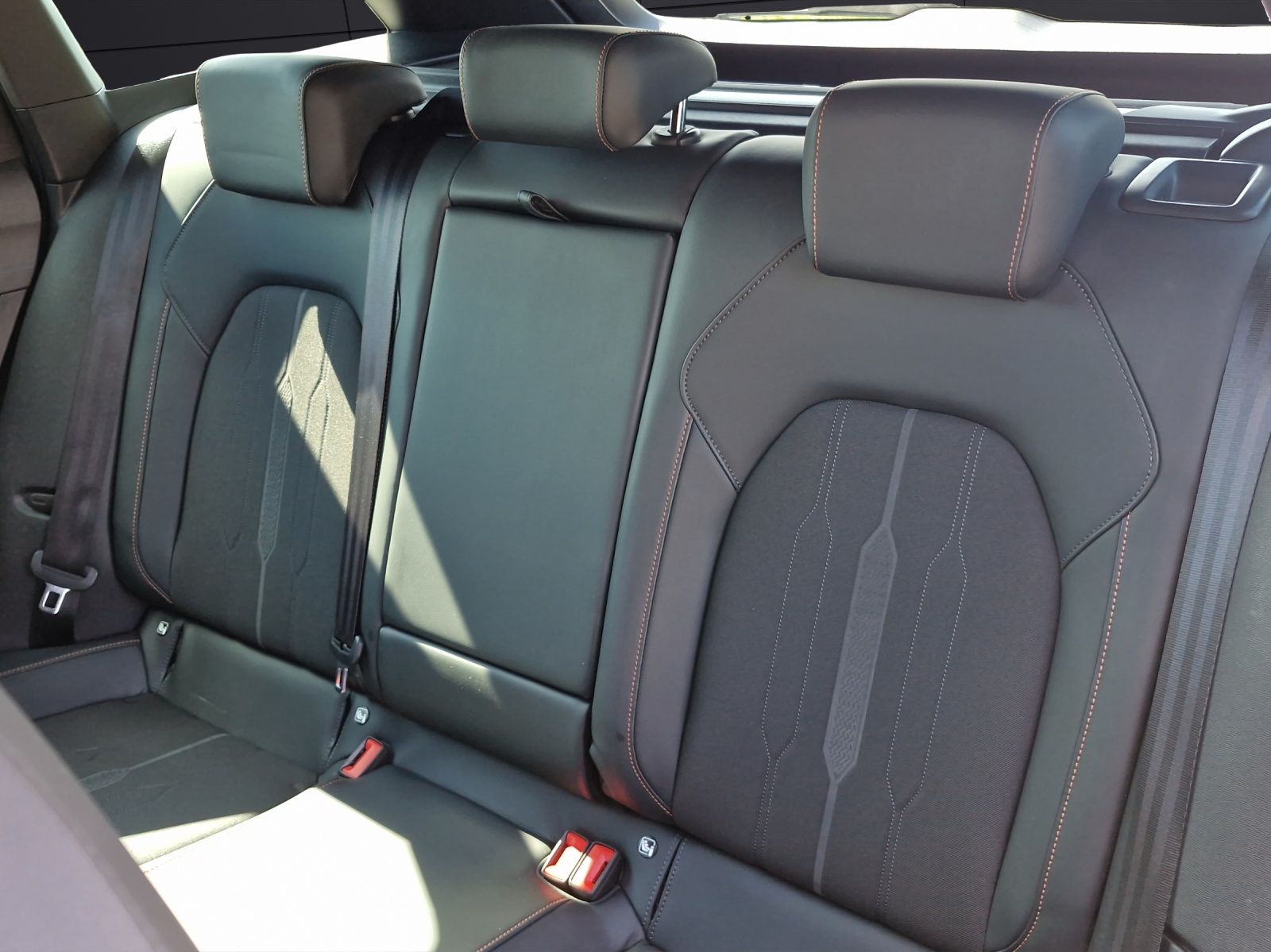 Fahrzeugabbildung CUPRA Leon Sportstourer VZ 4Drive 2.0 TSI DSG AHK LED SHZ Pano