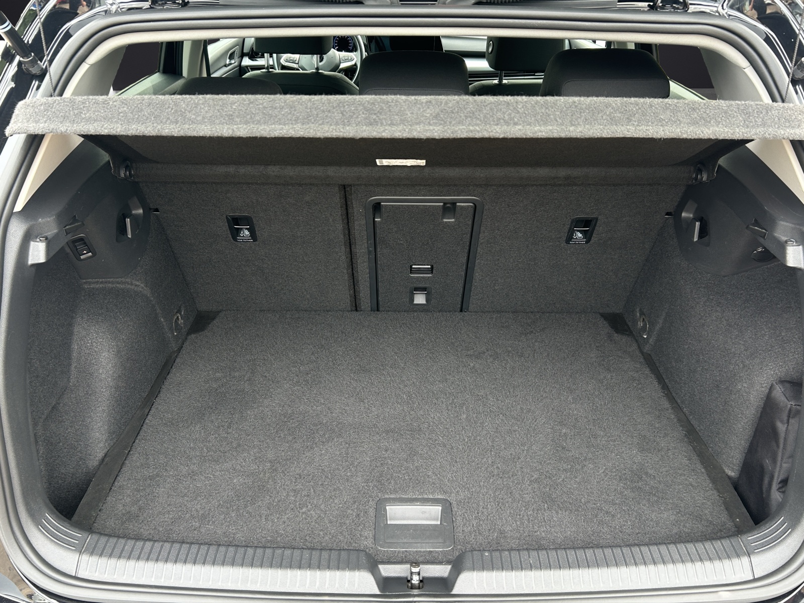 Fahrzeugabbildung Volkswagen Golf VIII TDI Active DSG LED Navi AHK ACC RFK SH