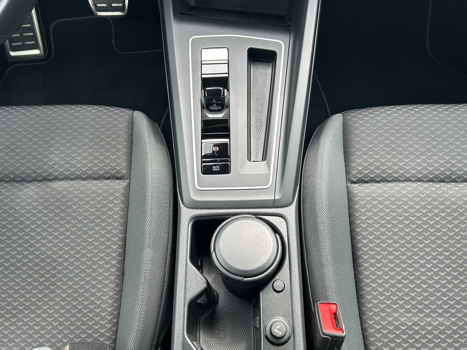 Fahrzeugabbildung Volkswagen Golf VIII TDI Active DSG LED Navi AHK ACC RFK SH
