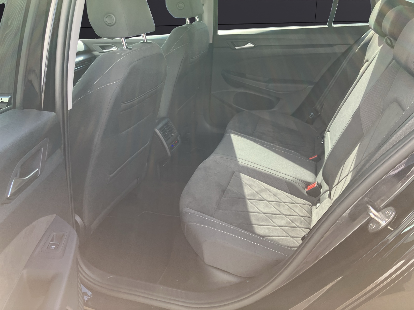 Fahrzeugabbildung Volkswagen Golf VIII Variant TDI Style DSG LEDplus Navi AID ACC PDC SH