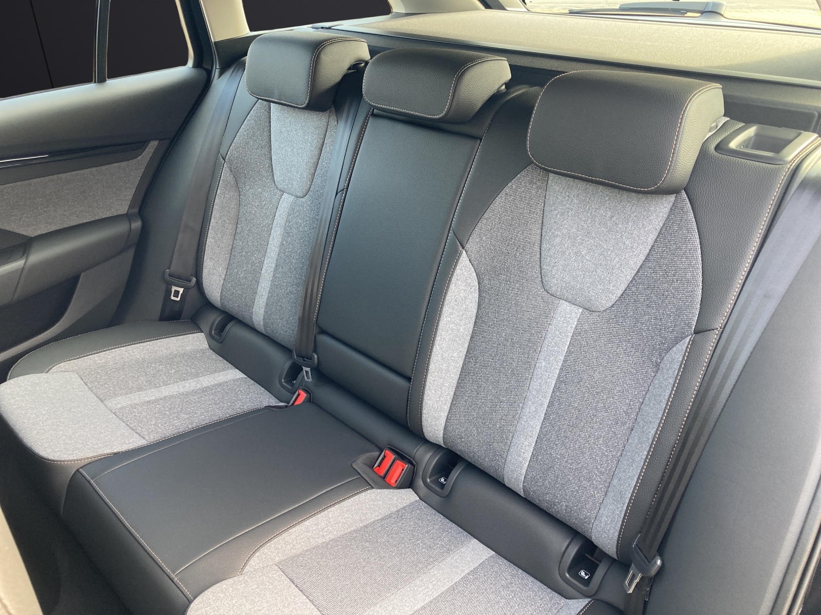 Fahrzeugabbildung SKODA Octavia Combi 2.0 TDI Selection LED-Scheinwerfer, Digital Cockpit, SmartLink