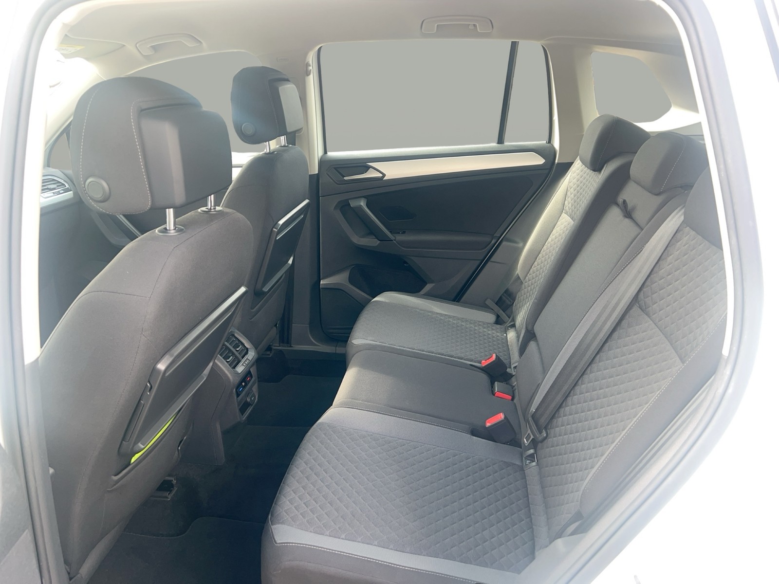 Fahrzeugabbildung Volkswagen Tiguan TDI Comfortline DSG 4M NAVI ACC AHK SH