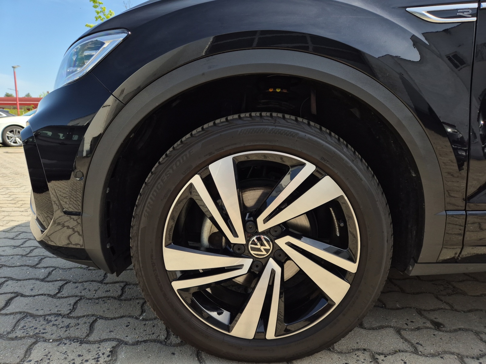 Fahrzeugabbildung Volkswagen T-Roc TSI R-line DSG LED Navi AID ACC RFK SH 18