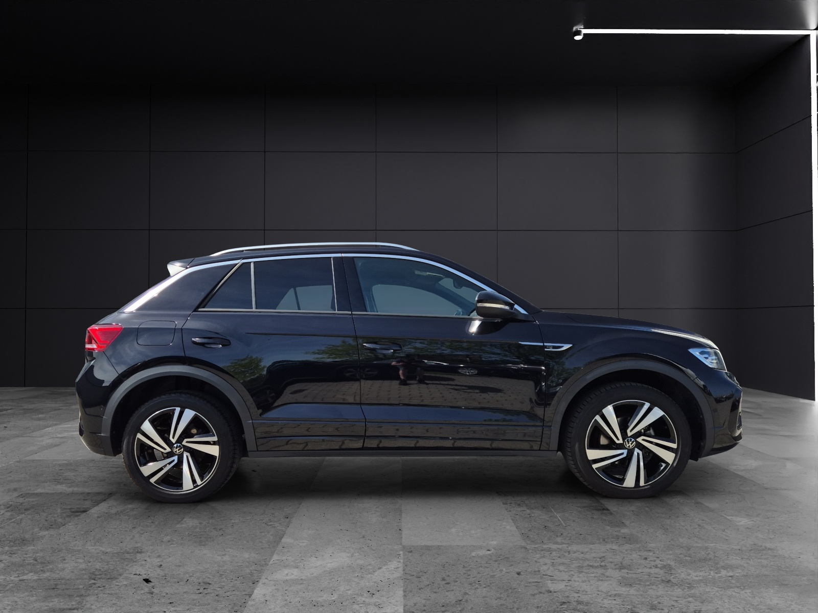 Fahrzeugabbildung Volkswagen T-Roc TSI R-line DSG LED Navi AID ACC RFK SH 18