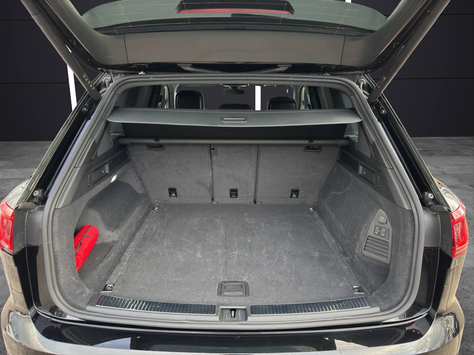 Fahrzeugabbildung Volkswagen Touareg 3.0 TDI 4M R-Line AHK MATRIX