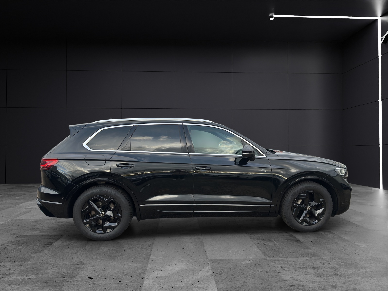Fahrzeugabbildung Volkswagen Touareg 3.0 TDI 4M R-Line AHK MATRIX