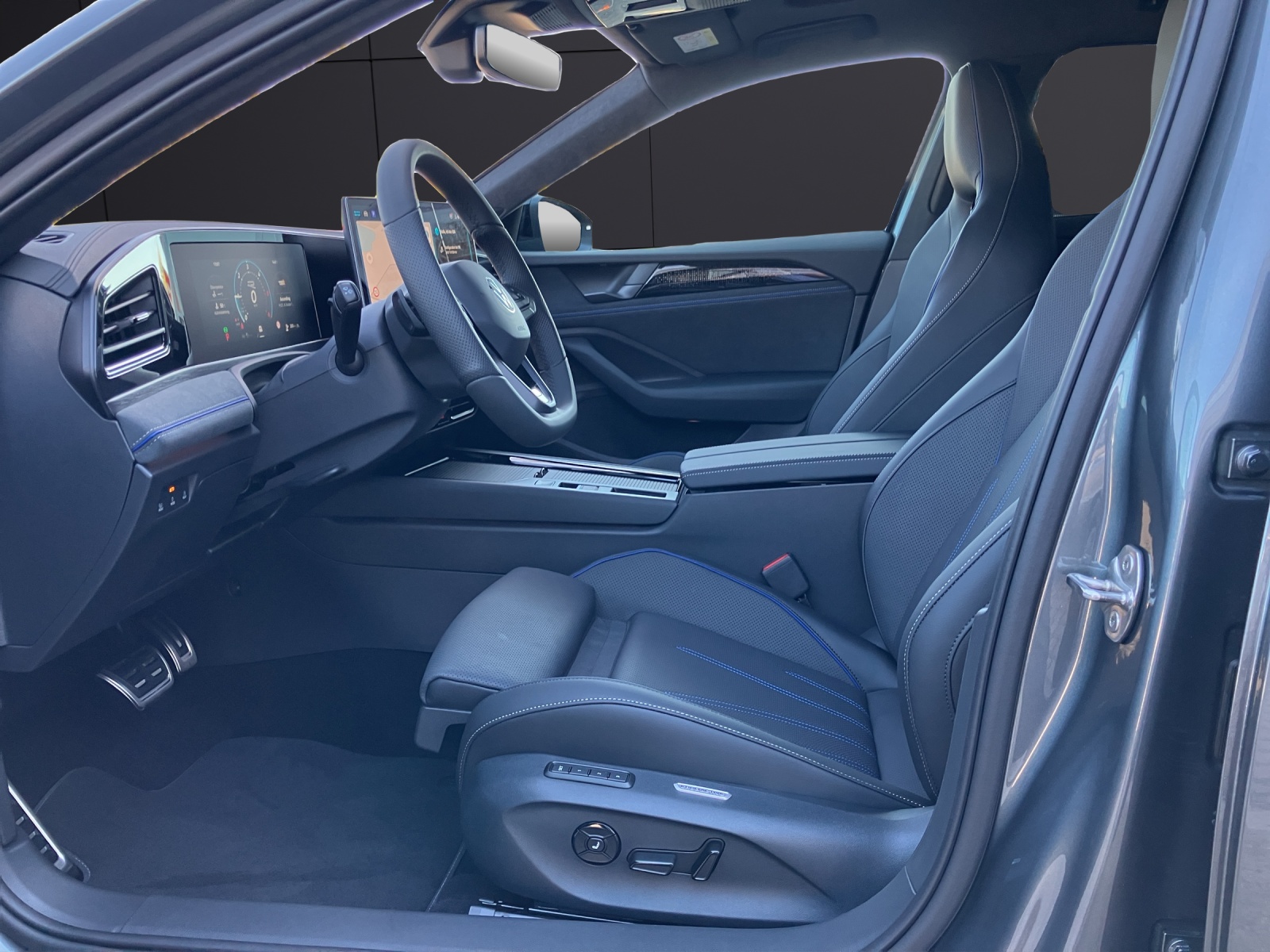Fahrzeugabbildung Volkswagen Passat Variant TDI R-Line DSG Matrix 4M Navi AHZV DCC Stdhzg. SH Pano