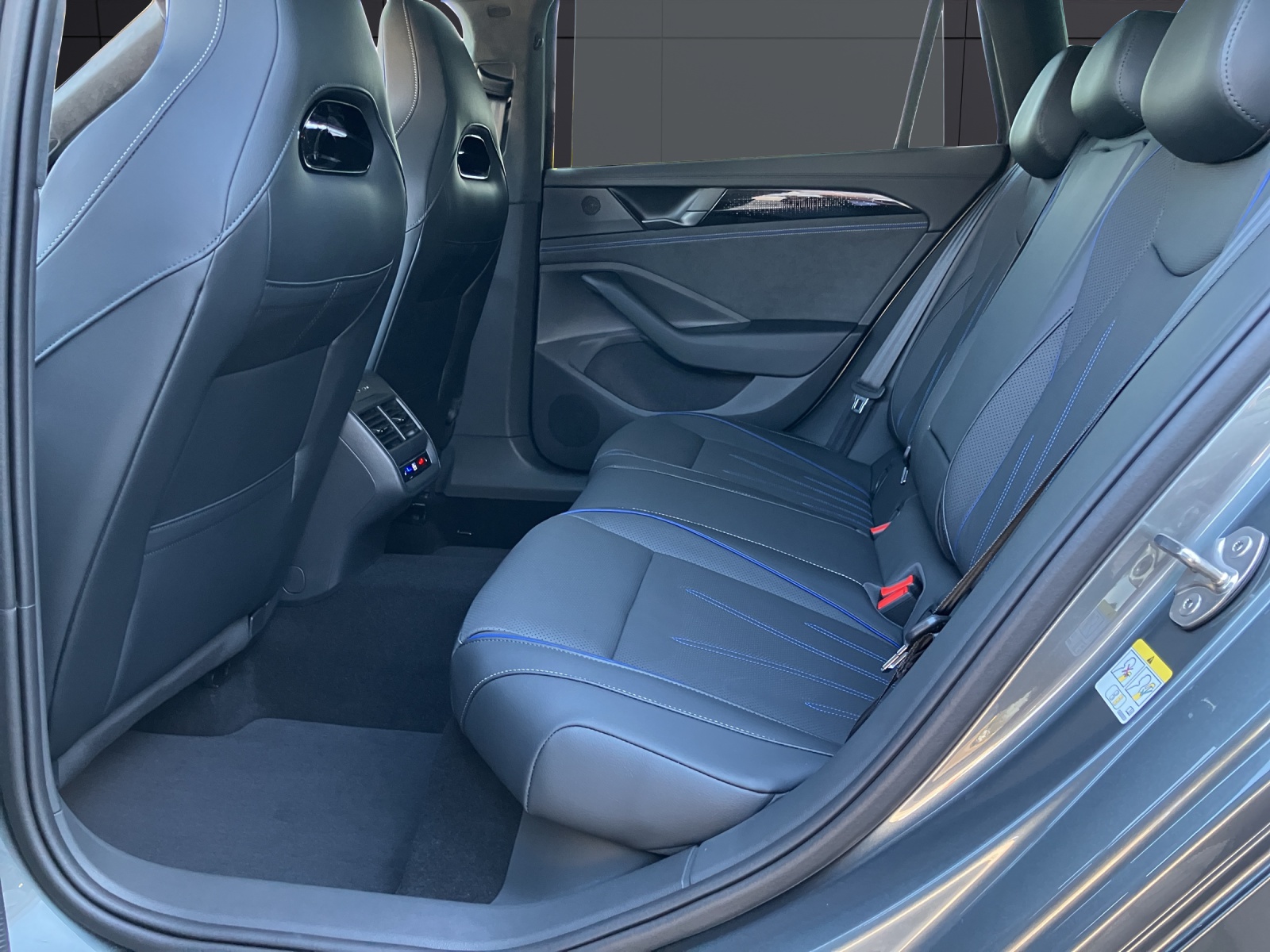 Fahrzeugabbildung Volkswagen Passat Variant TDI R-Line DSG Matrix 4M Navi AHZV DCC Stdhzg. SH Pano