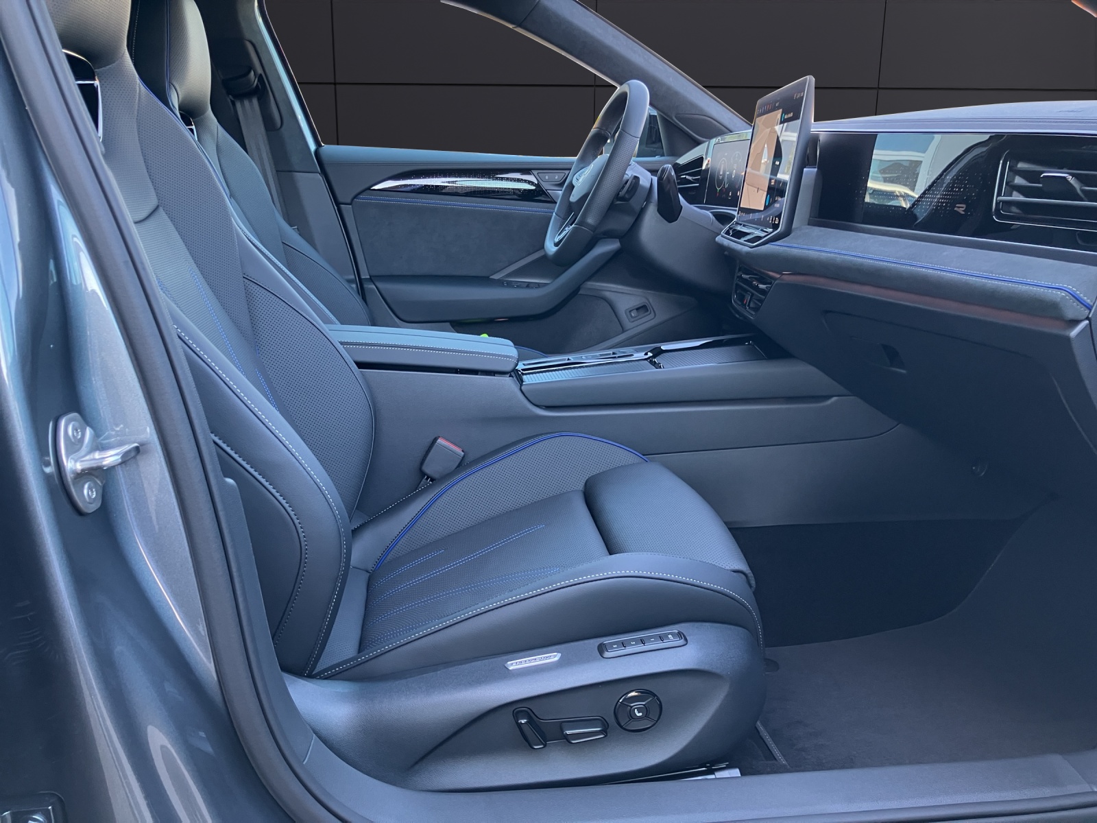 Fahrzeugabbildung Volkswagen Passat Variant TDI R-Line DSG Matrix 4M Navi AHZV DCC Stdhzg. SH Pano