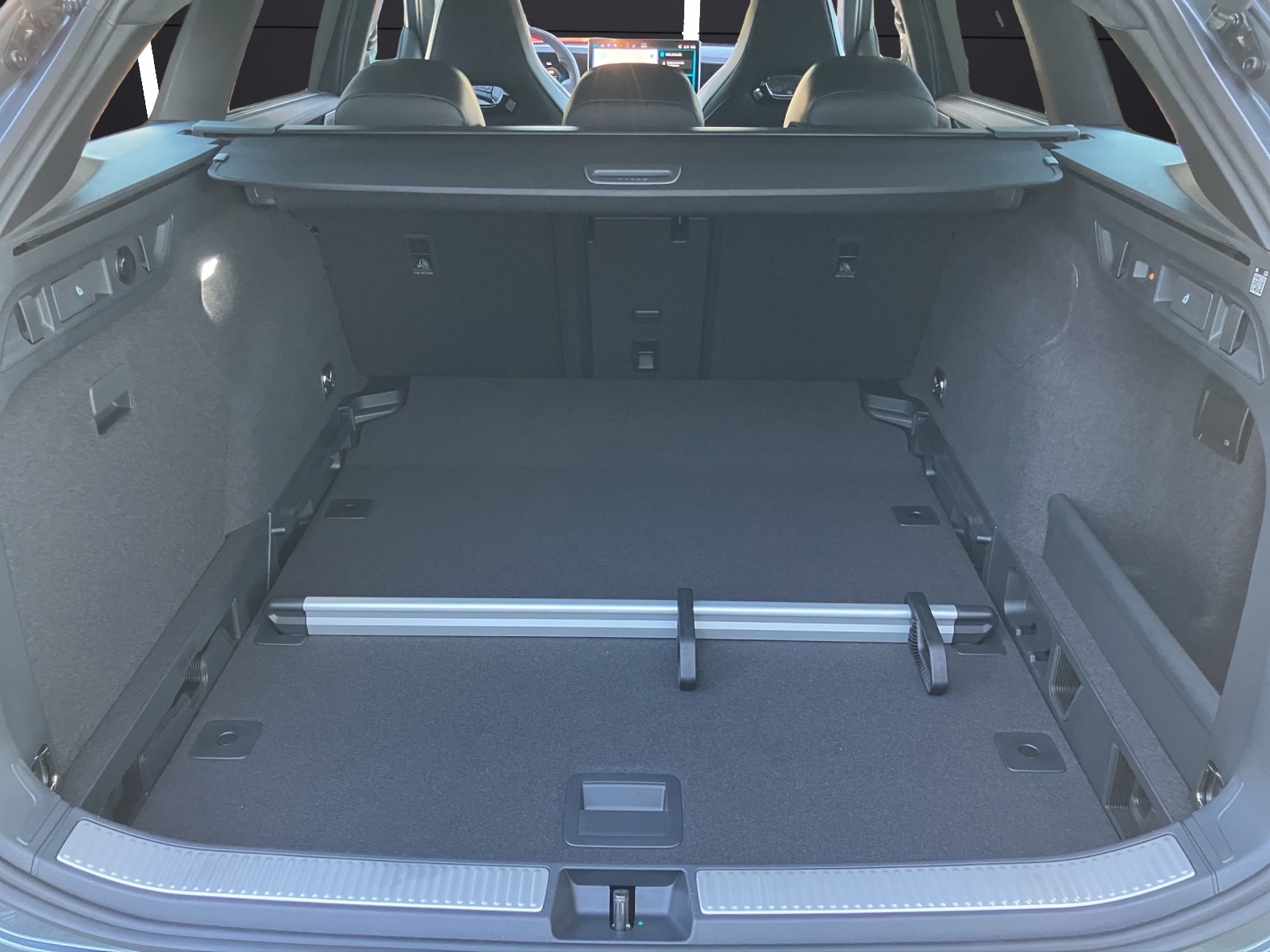 Fahrzeugabbildung Volkswagen Passat Variant TDI R-Line DSG Matrix 4M Navi AHZV DCC Stdhzg. SH Pano