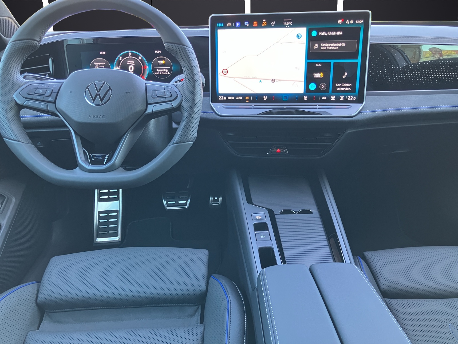 Fahrzeugabbildung Volkswagen Passat Variant TDI R-Line DSG Matrix 4M Navi AHZV DCC Stdhzg. SH Pano