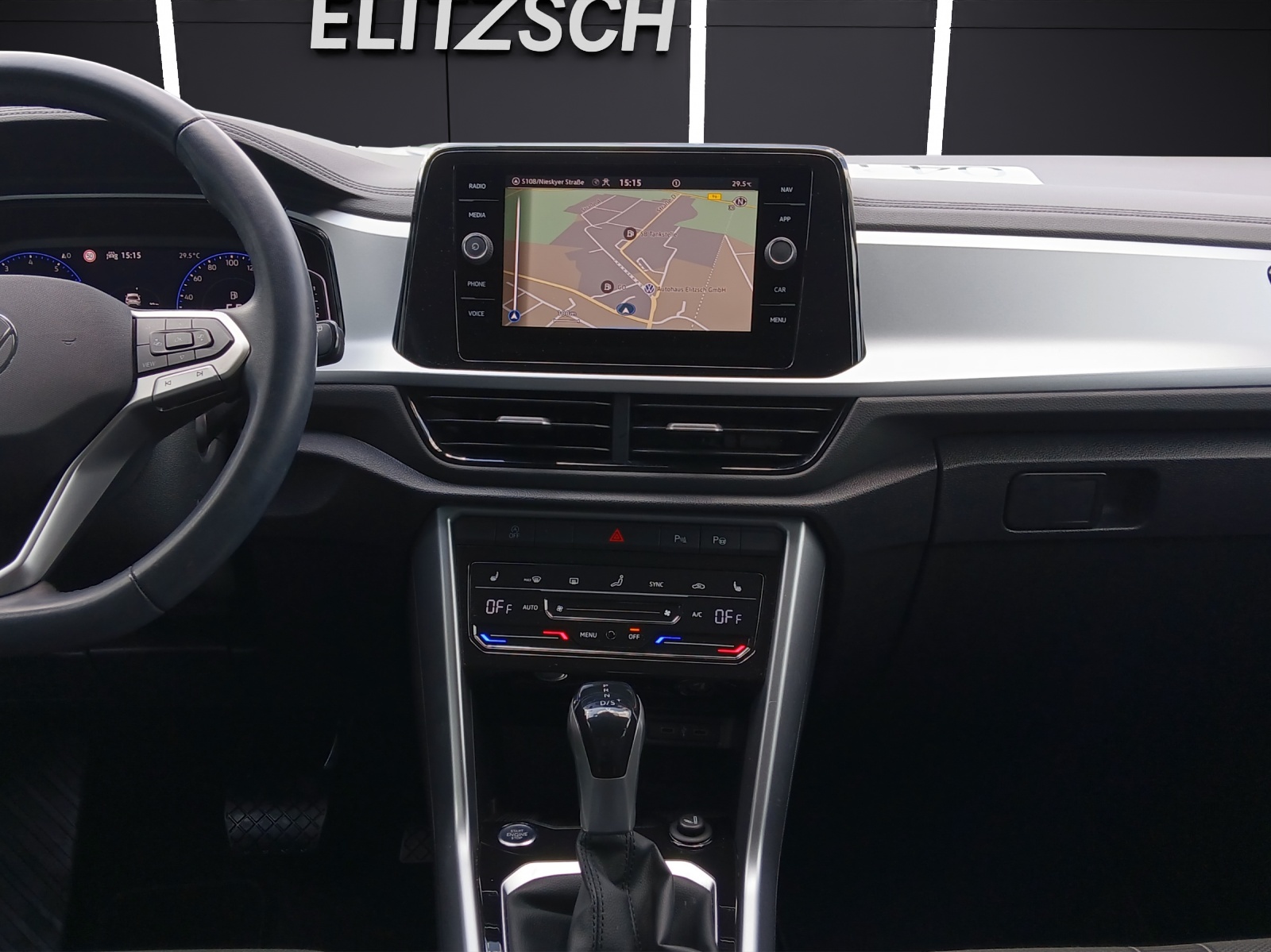 Fahrzeugabbildung Volkswagen T-Roc TSI Life DSG LED AHK Navi AID ACC RFK SH 18