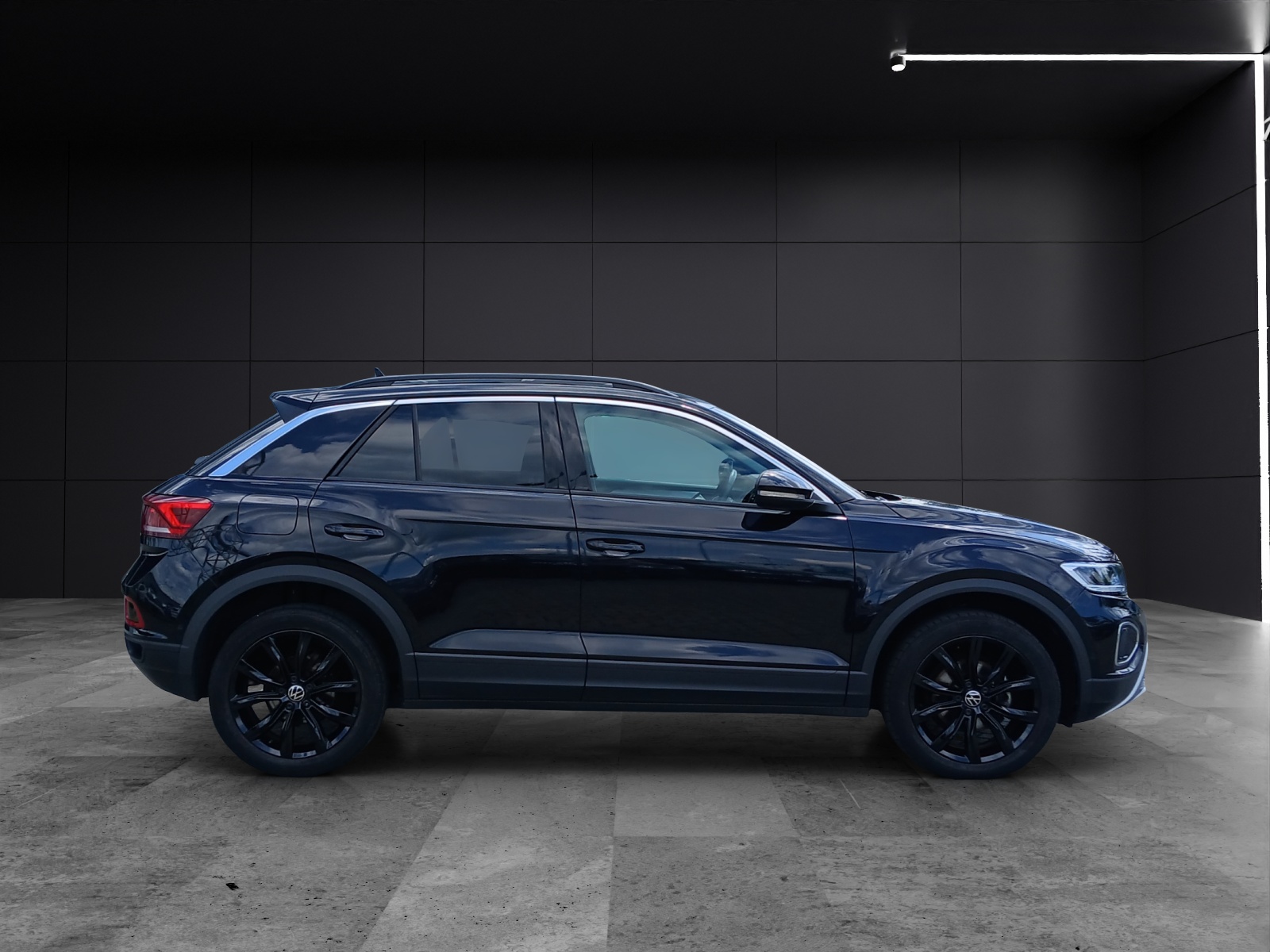 Fahrzeugabbildung Volkswagen T-Roc TSI Life DSG LED AHK Navi AID ACC RFK SH 18