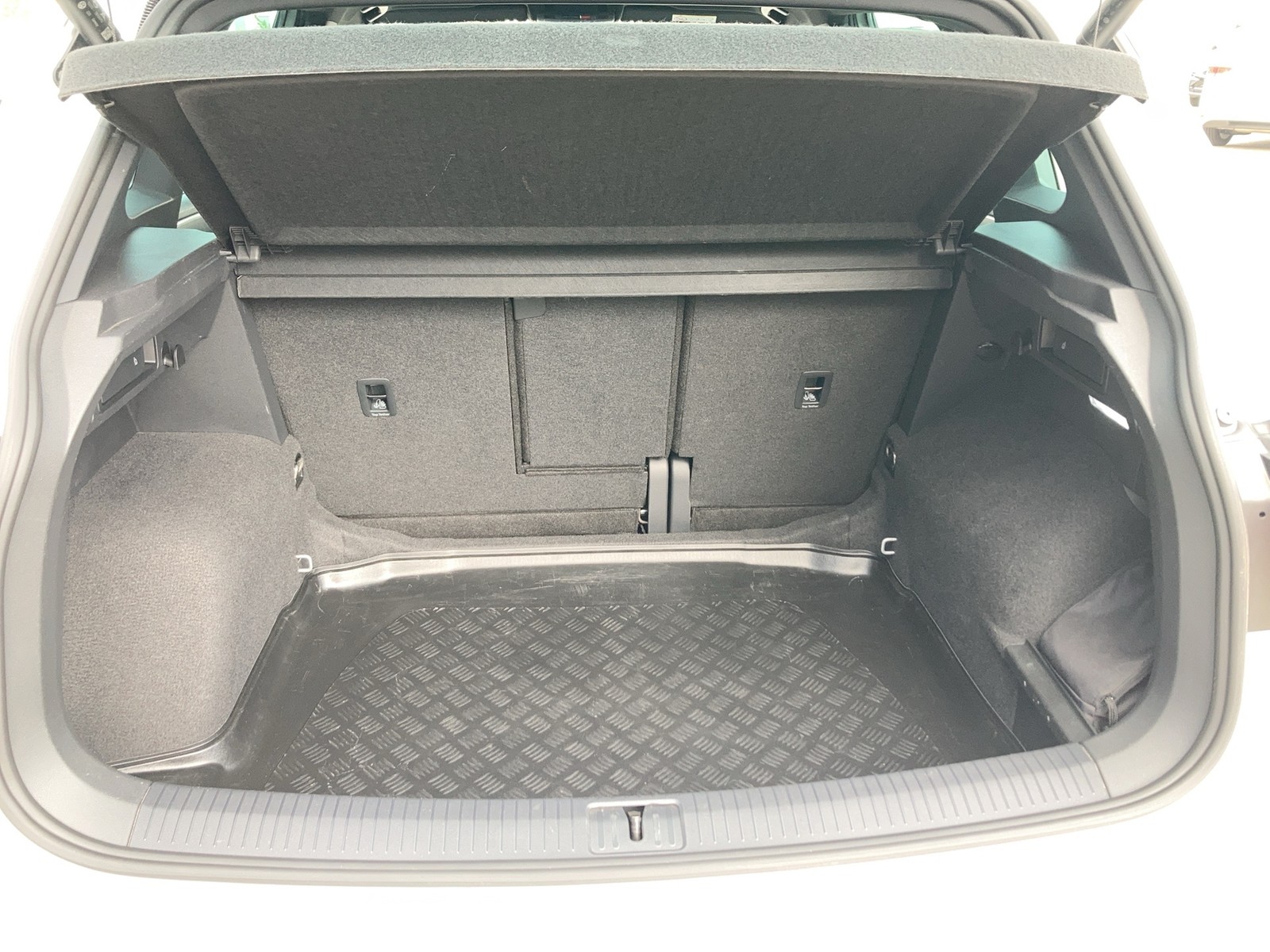 Fahrzeugabbildung Volkswagen Tiguan TDI R-Line DSG Matrix Navi AHK STH PDC