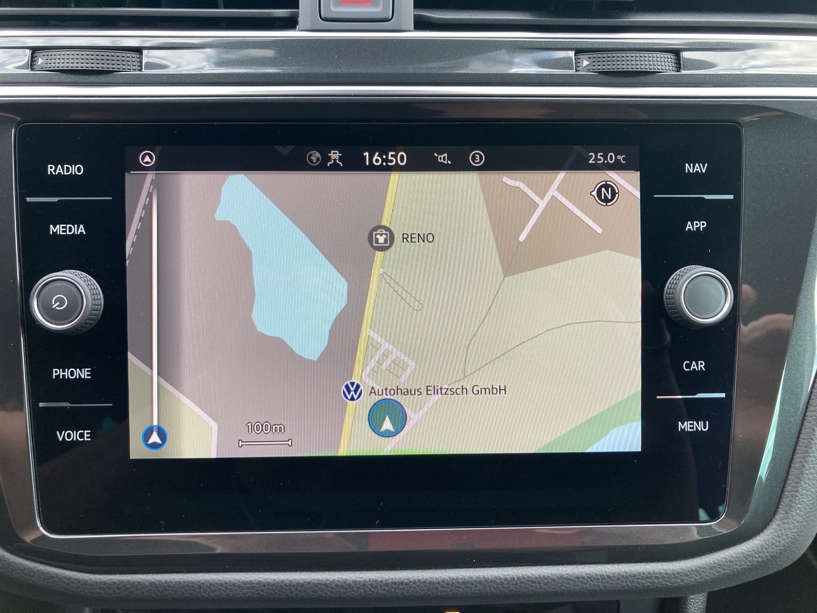 Fahrzeugabbildung Volkswagen Tiguan TDI R-Line DSG Matrix Navi AHK STH PDC