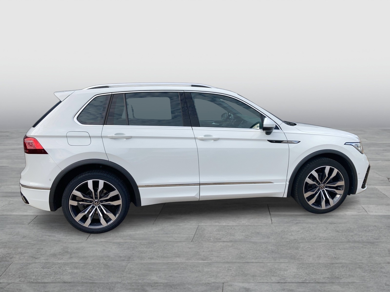 Fahrzeugabbildung Volkswagen Tiguan TDI R-Line DSG Matrix Navi AHK STH PDC