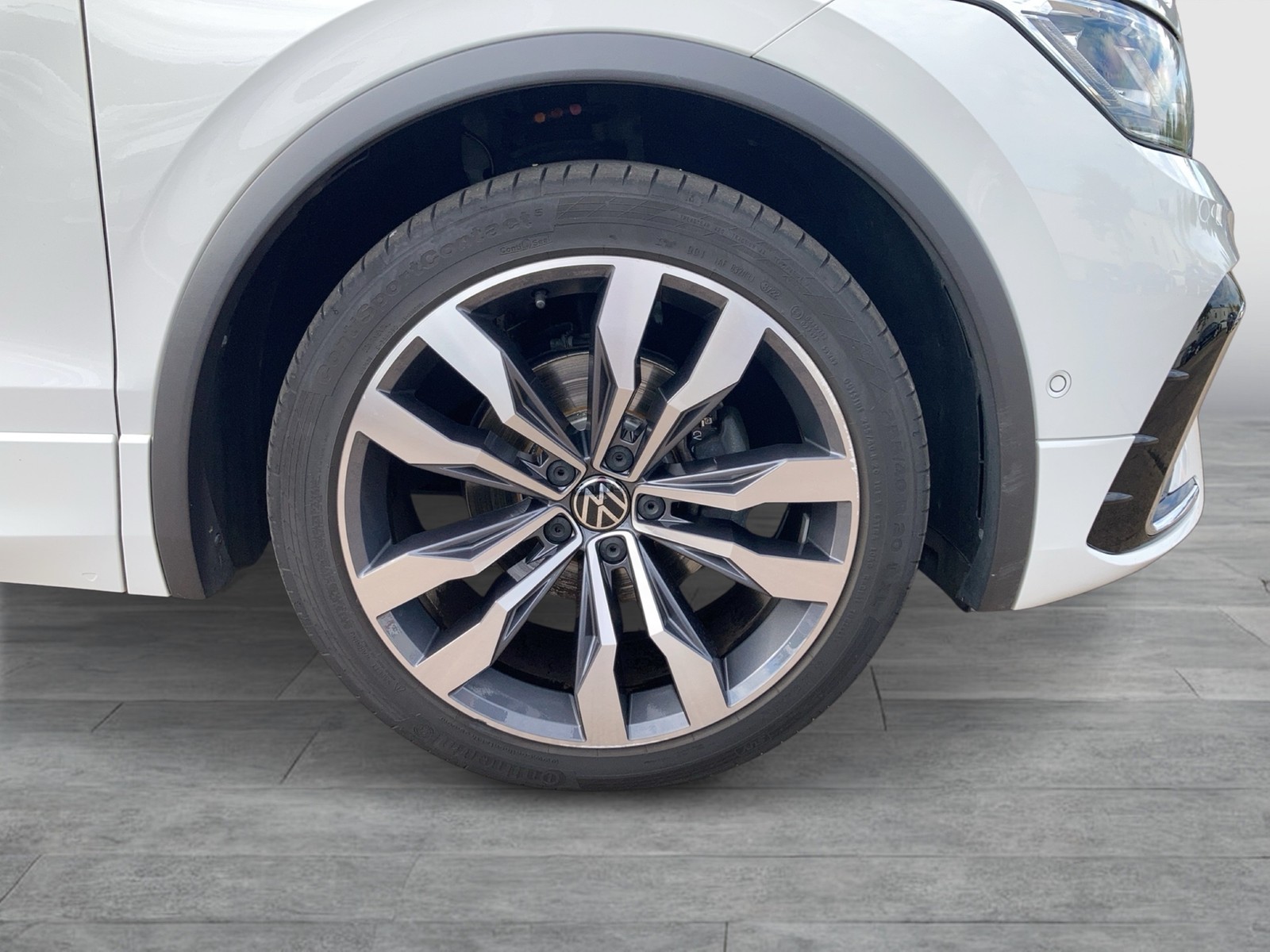 Fahrzeugabbildung Volkswagen Tiguan TDI R-Line DSG Matrix Navi AHK STH PDC