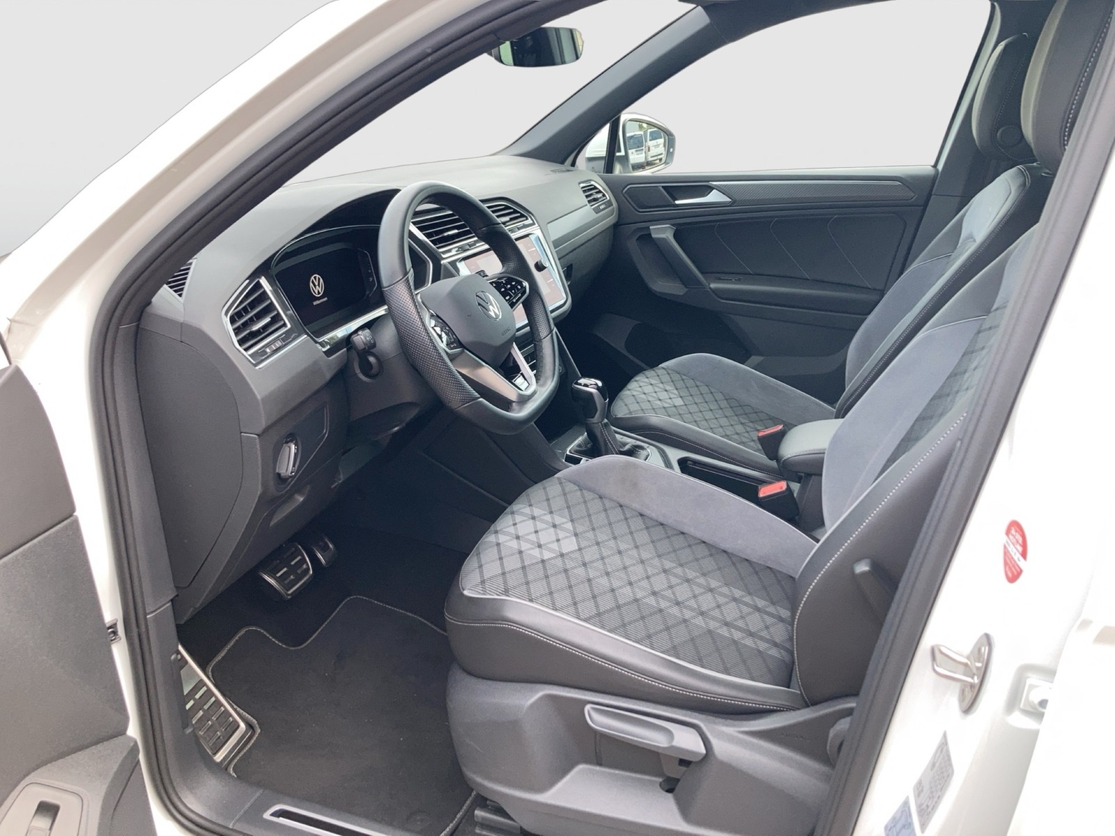 Fahrzeugabbildung Volkswagen Tiguan TDI R-Line DSG Matrix Navi AHK STH PDC