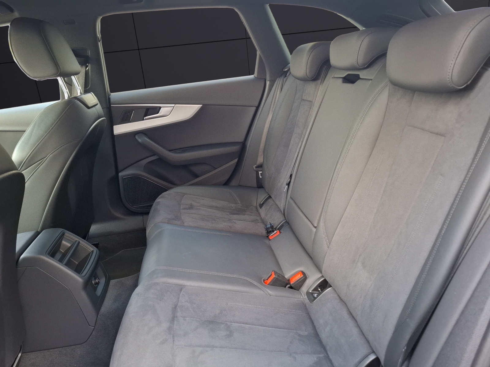 Fahrzeugabbildung Audi A4 Avant 35 TDI advanced S-tronic Navi AVC HUD B&O SH