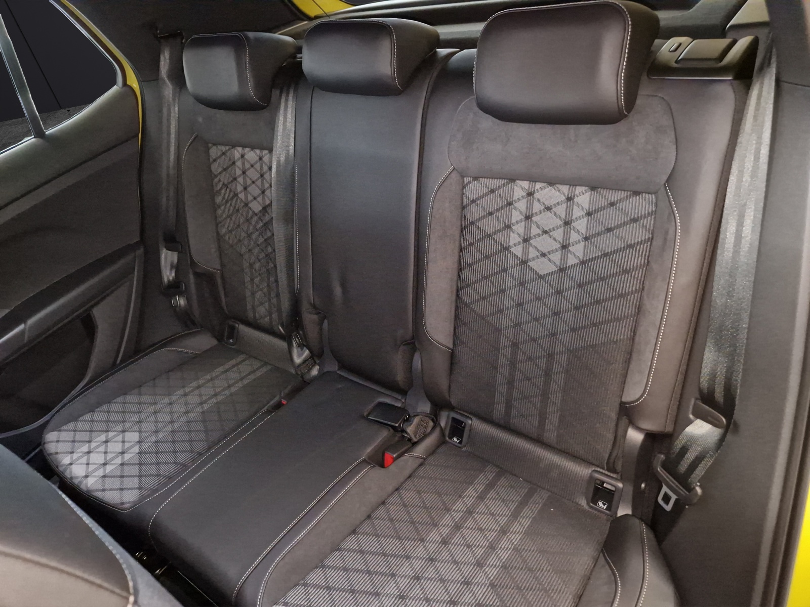 Fahrzeugabbildung Volkswagen T-Cross R-Line DSG Matrix AHK RFK Beats AppCon ACC SH NAVI