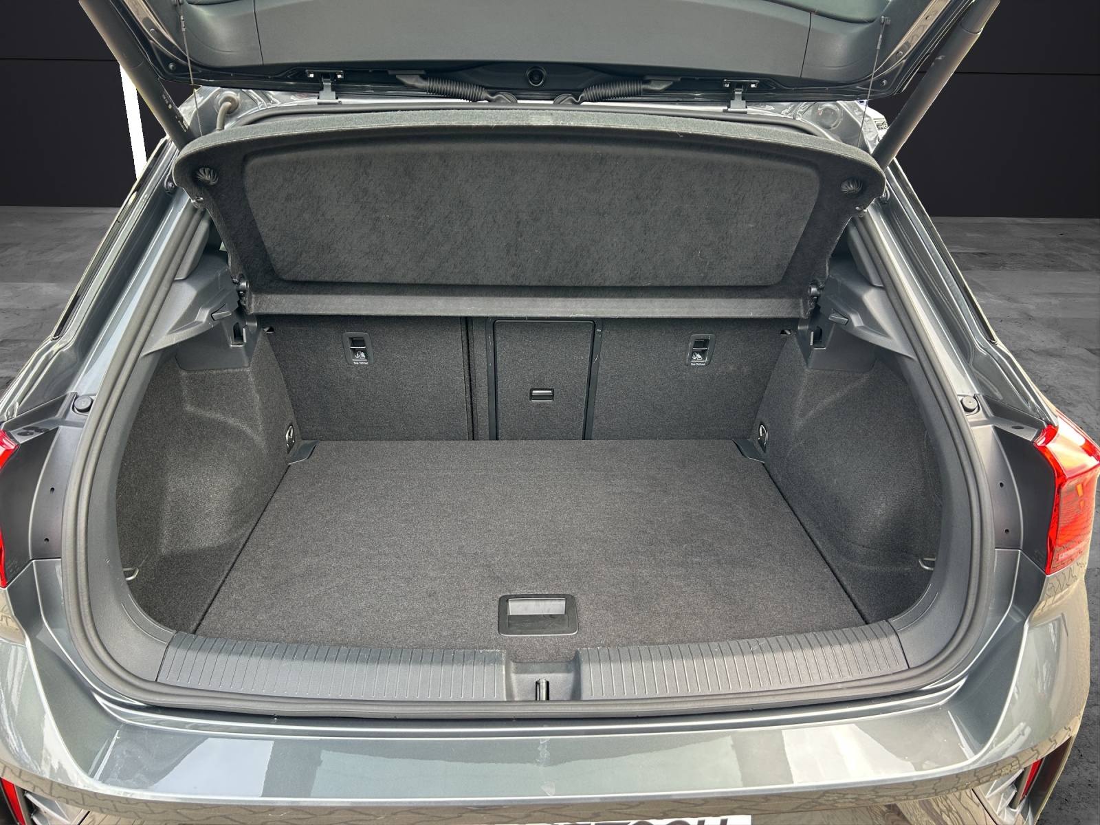 Fahrzeugabbildung Volkswagen T-Roc 2.0 TSI R-Line 4M MATRIX Standhzg Navi ACC SHZ VC