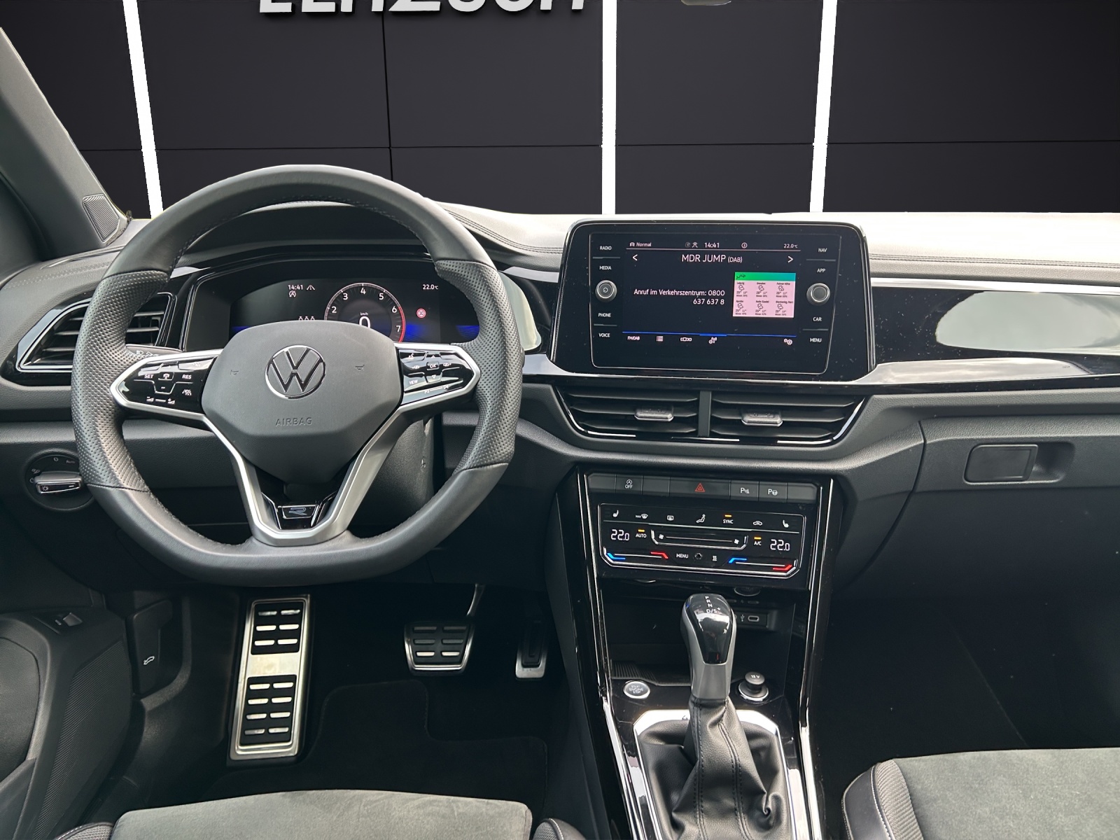 Fahrzeugabbildung Volkswagen T-Roc 2.0 TSI R-Line 4M MATRIX Standhzg Navi ACC SHZ VC