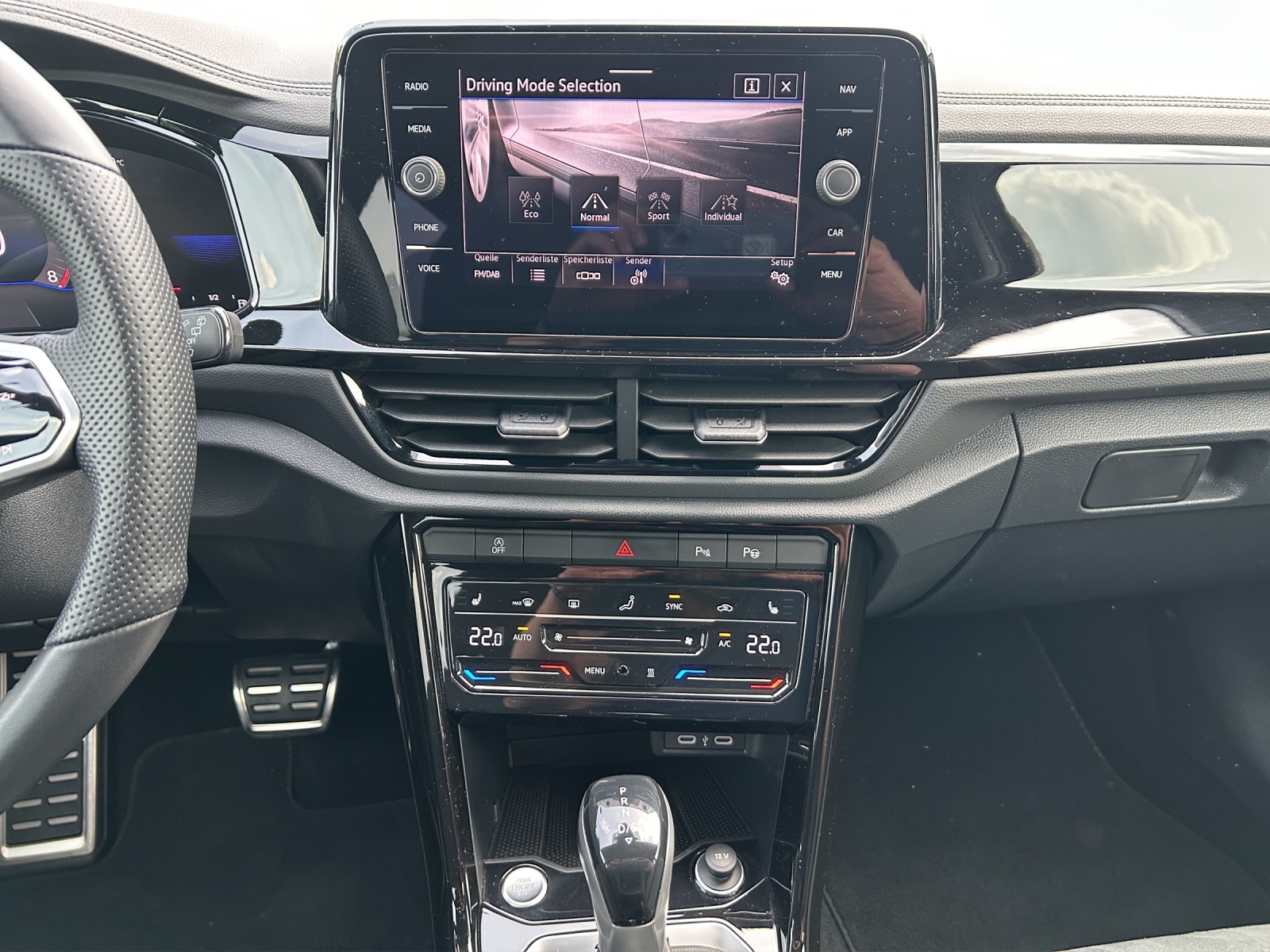 Fahrzeugabbildung Volkswagen T-Roc 2.0 TSI R-Line 4M MATRIX Standhzg Navi ACC SHZ VC