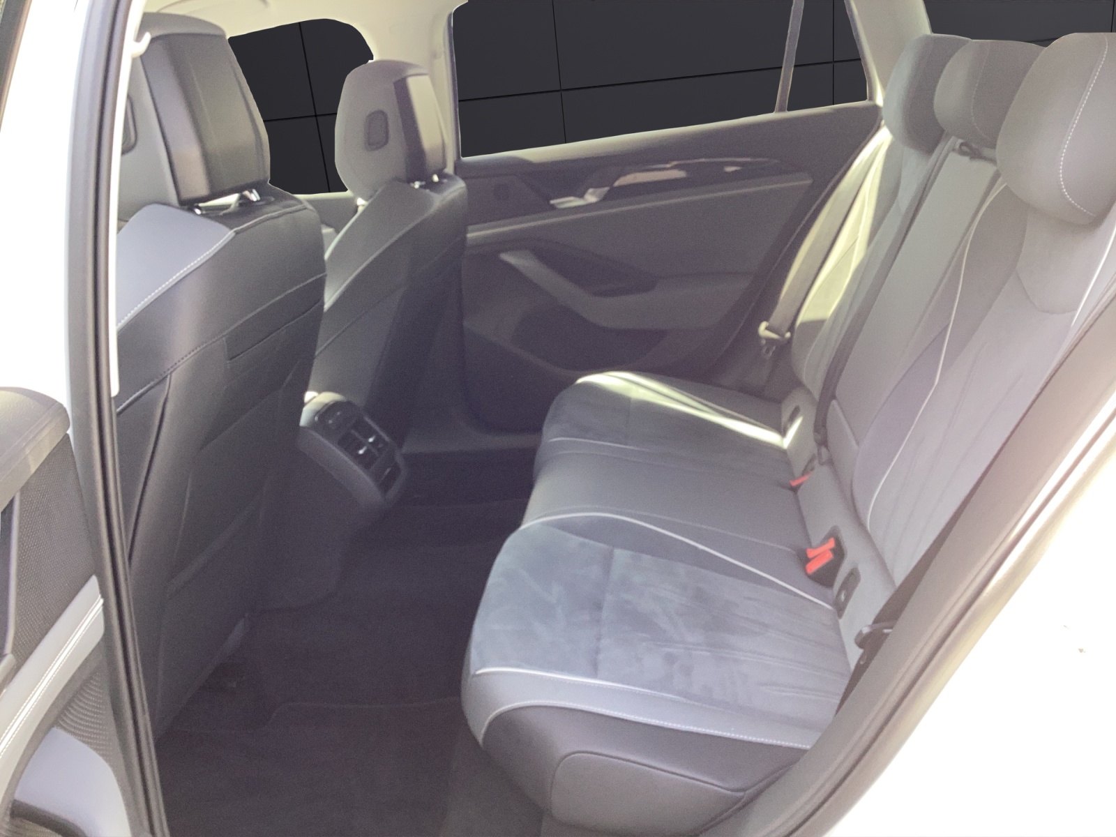 Fahrzeugabbildung Volkswagen Passat TDI Elegance DSG LED ACC AHK NAVI TRAILERASSIST