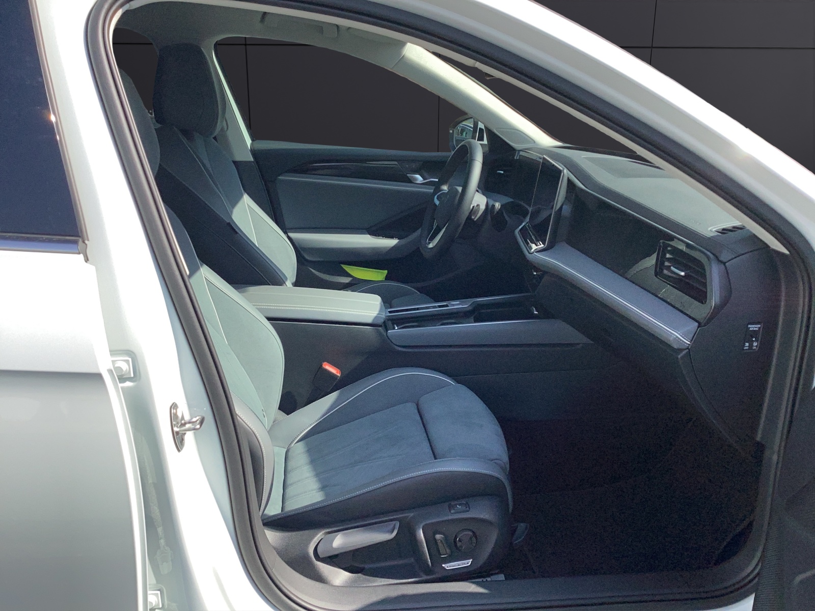 Fahrzeugabbildung Volkswagen Passat TDI Elegance DSG LED ACC AHK NAVI TRAILERASSIST