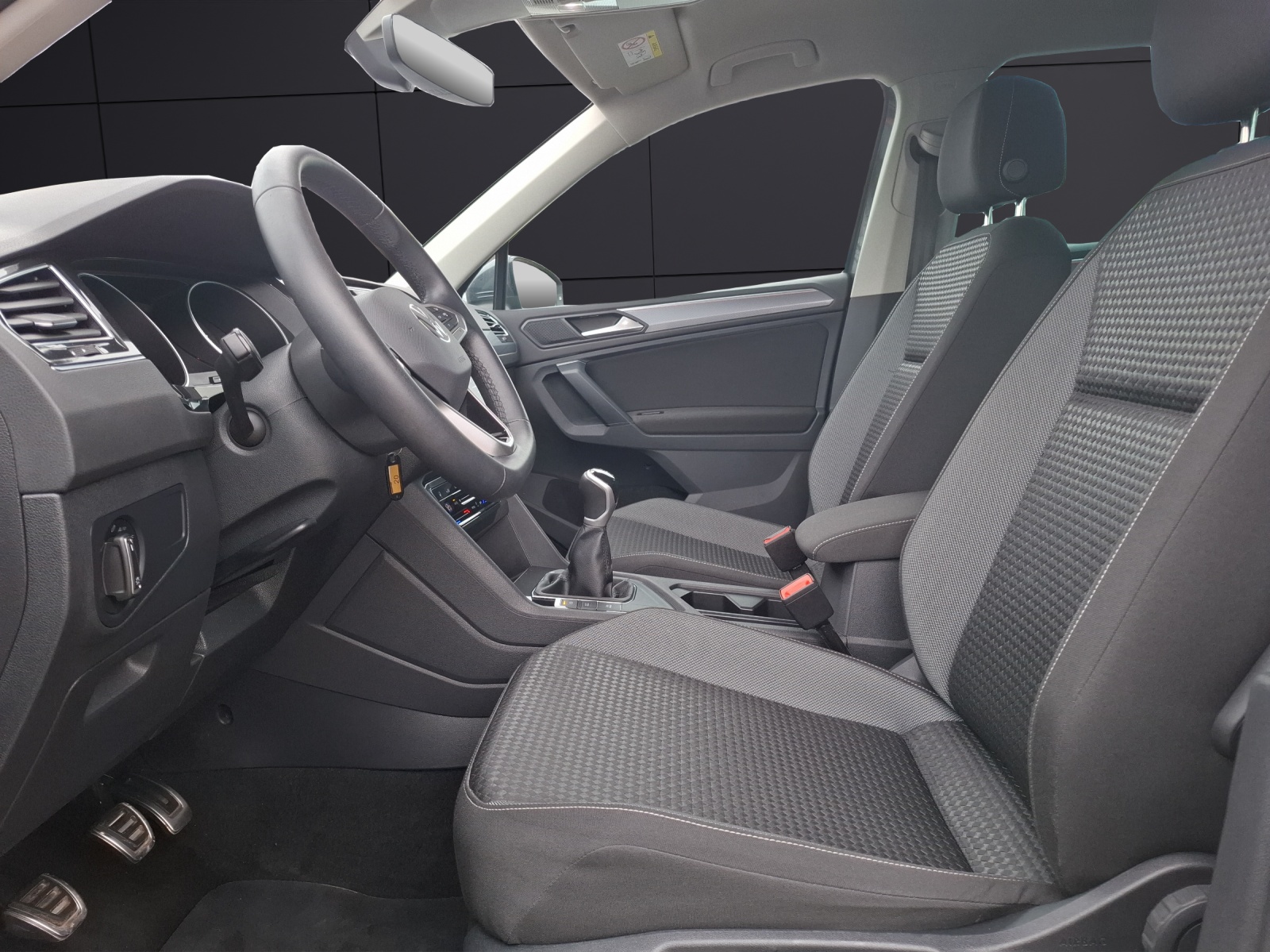 Fahrzeugabbildung Volkswagen Tiguan TSI Active LED Navi ACC RFK SH 18