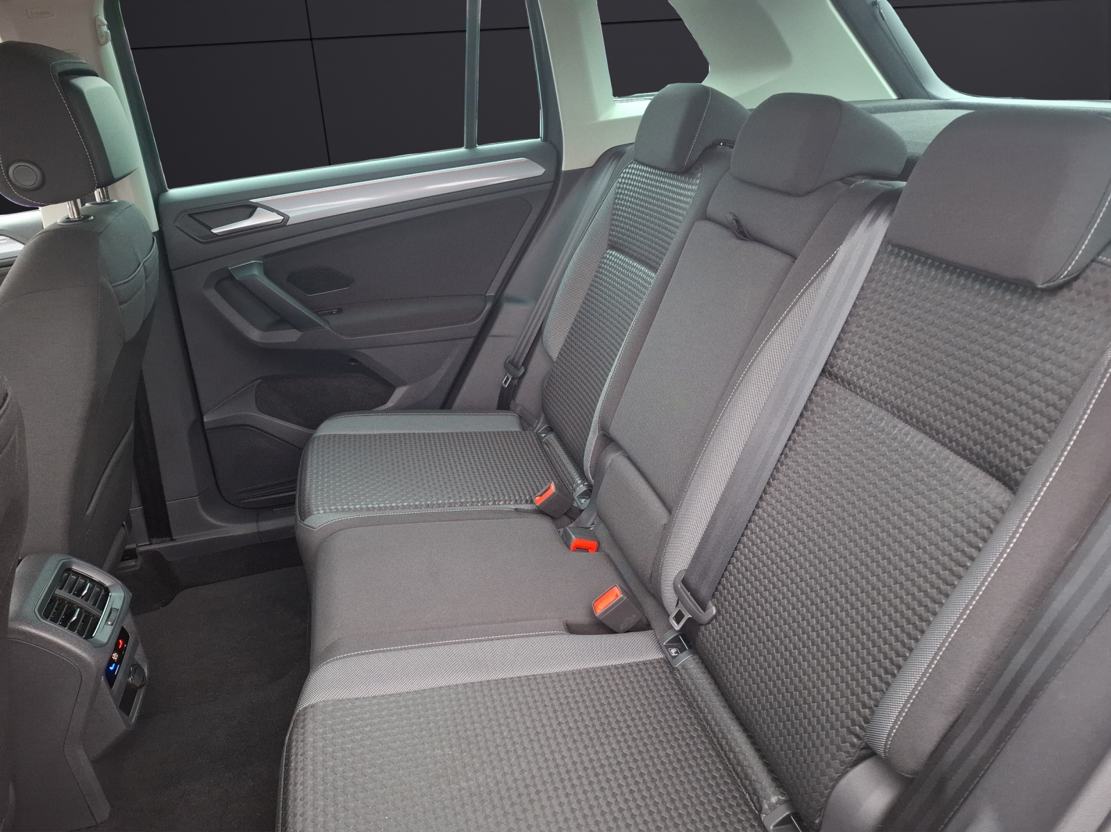 Fahrzeugabbildung Volkswagen Tiguan TSI Active LED Navi ACC RFK SH 18