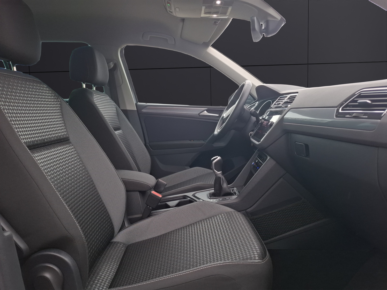 Fahrzeugabbildung Volkswagen Tiguan TSI Active LED Navi ACC RFK SH 18