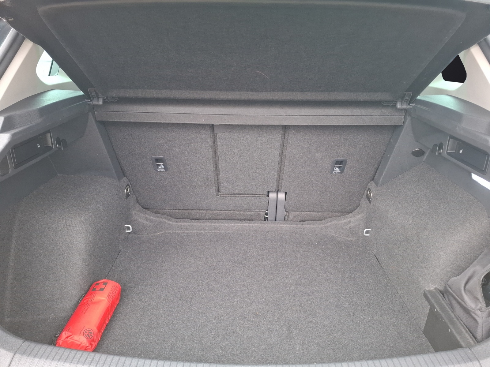 Fahrzeugabbildung Volkswagen Tiguan TSI Active LED Navi ACC RFK SH 18