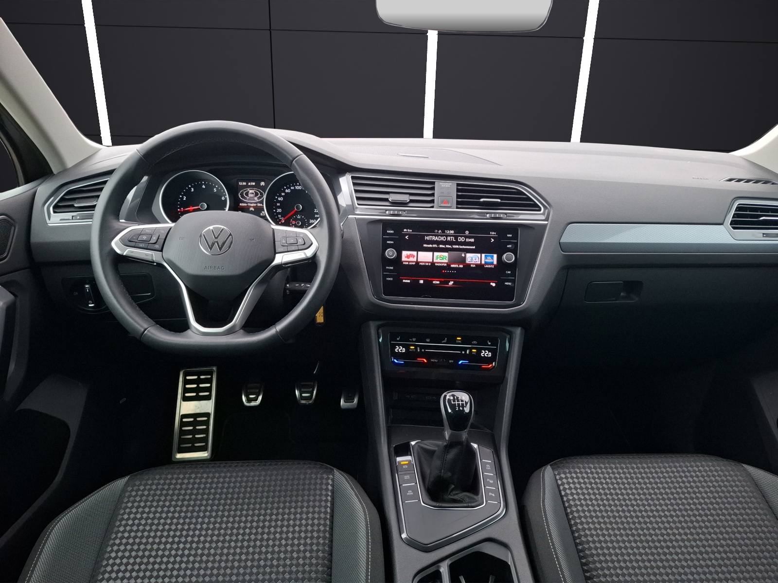 Fahrzeugabbildung Volkswagen Tiguan TSI Active LED Navi ACC RFK SH 18