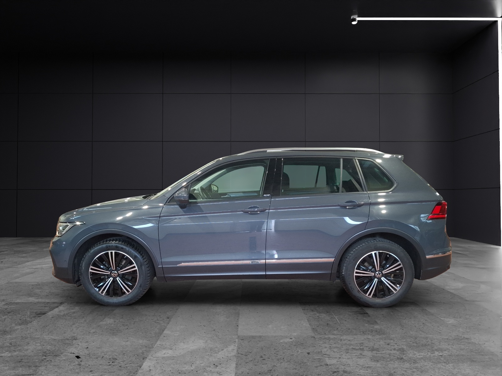 Fahrzeugabbildung Volkswagen Tiguan TSI Active LED Navi ACC RFK SH 18