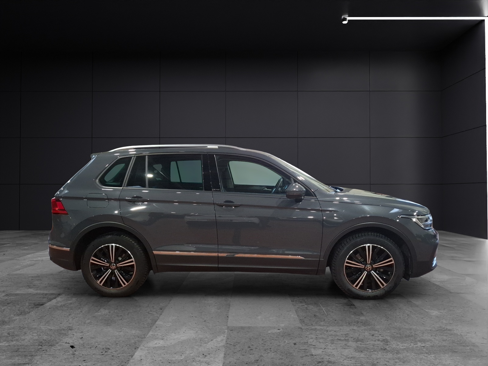 Fahrzeugabbildung Volkswagen Tiguan TSI Active LED Navi ACC RFK SH 18