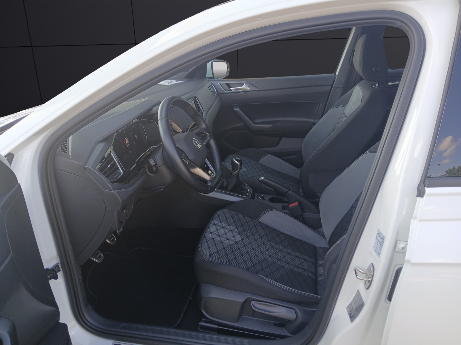 Fahrzeugabbildung Volkswagen Polo TSI R-Line Matrix Pano ACC PDC SH 17